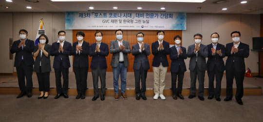 박원주 특허청장(왼쪽 일곱번째)이 16일 서울 한국지식재산센터에서 열린 '제3차 포스트 코로나 시대를 대비하기 위한 전문가 간담회'를 마치고 전문가들과 기념촬영을 하고 있다.  특허청 제공